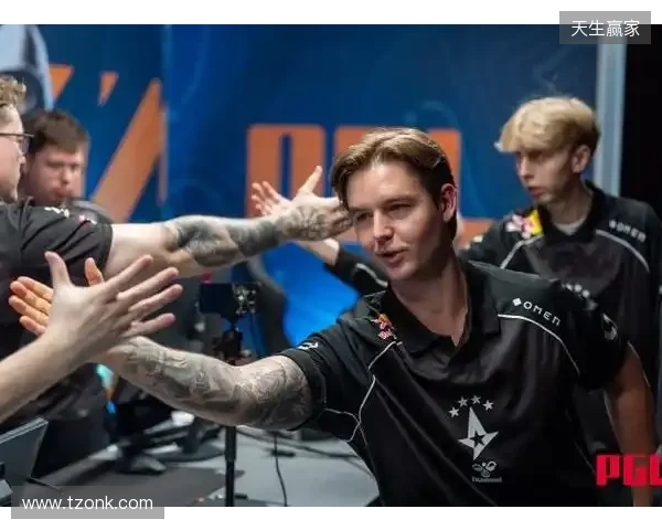 飞踹座椅染红！玉昆官方：门将教练米克尔造成恶劣影响，罚款2万